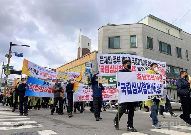 장성군민들이 22일 오전, 장성역 앞 광장에서 국립심뇌혈관센터 장성 설립을 촉구하는 전군민 궐기대회를 열었다 (1).jpg